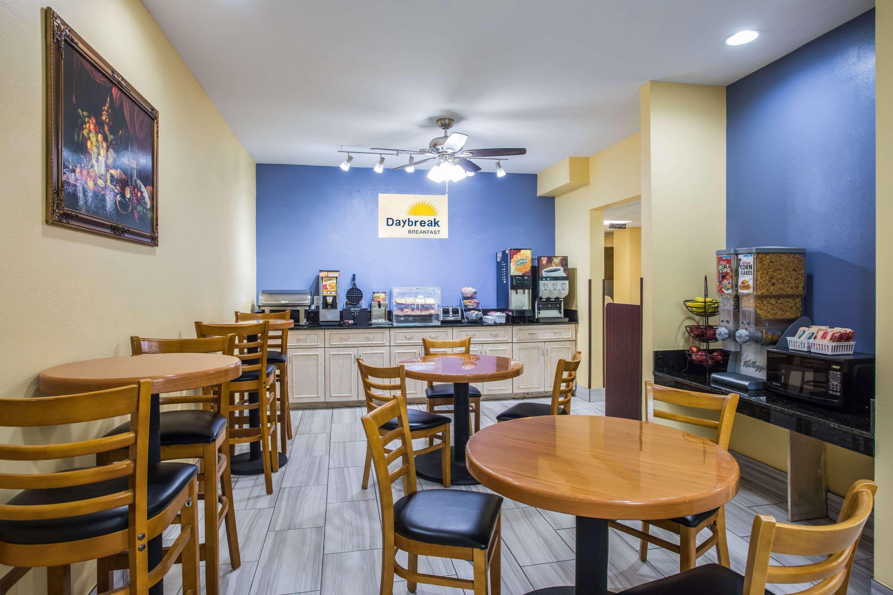 Days Inn & Suites By Wyndham Augusta Near Fort Eisenhower Extérieur photo