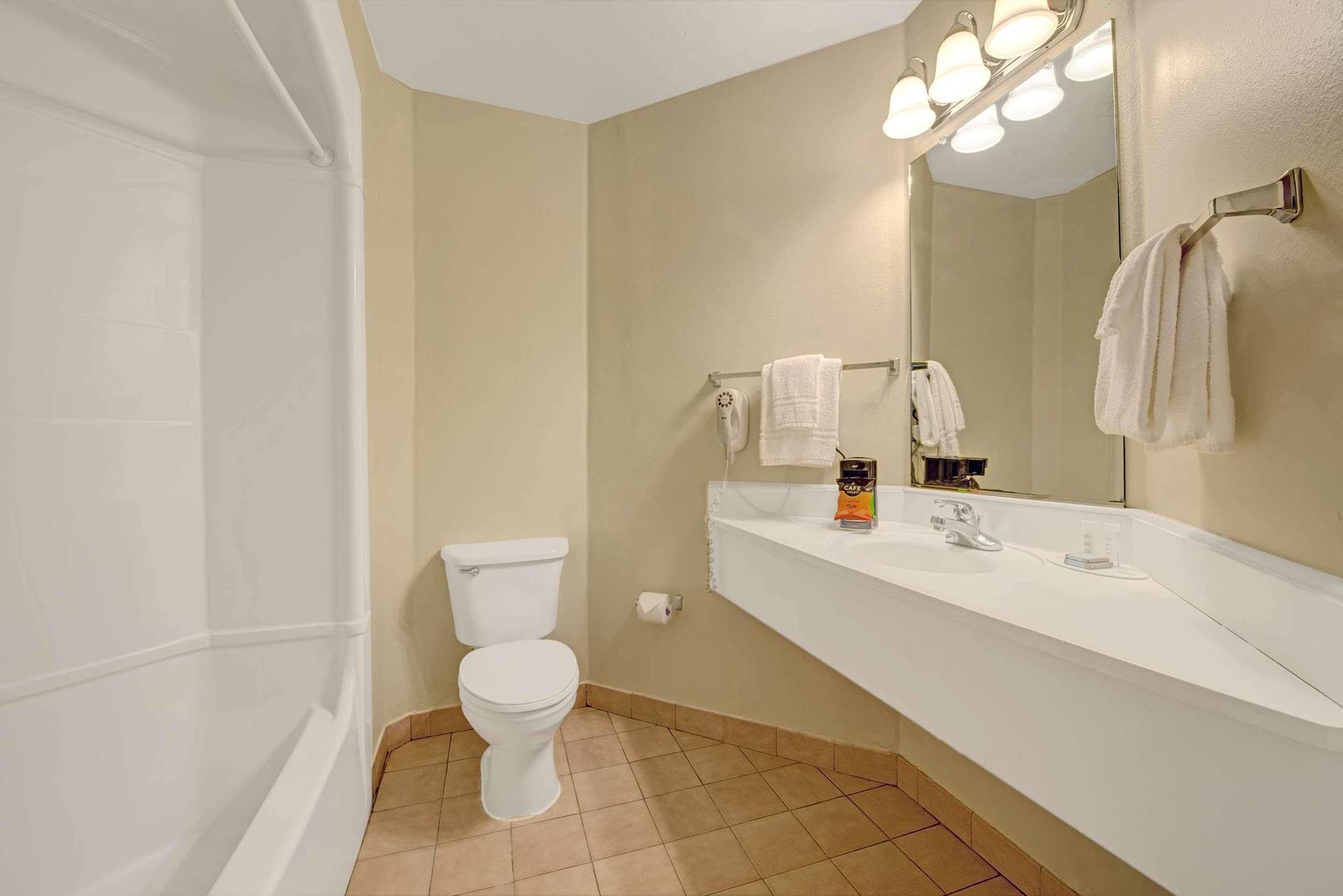 Days Inn & Suites By Wyndham Augusta Near Fort Eisenhower Extérieur photo