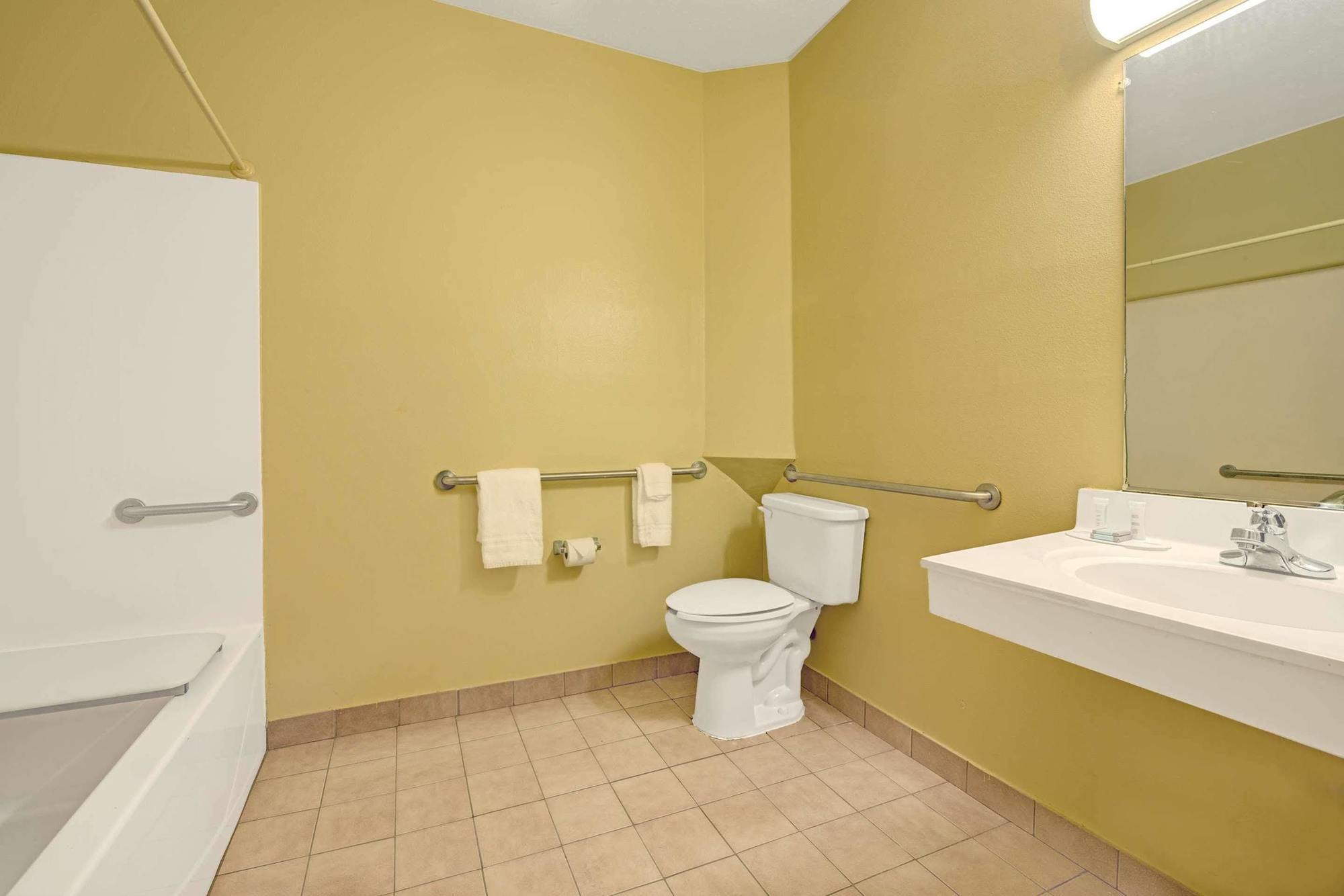 Days Inn & Suites By Wyndham Augusta Near Fort Eisenhower Extérieur photo
