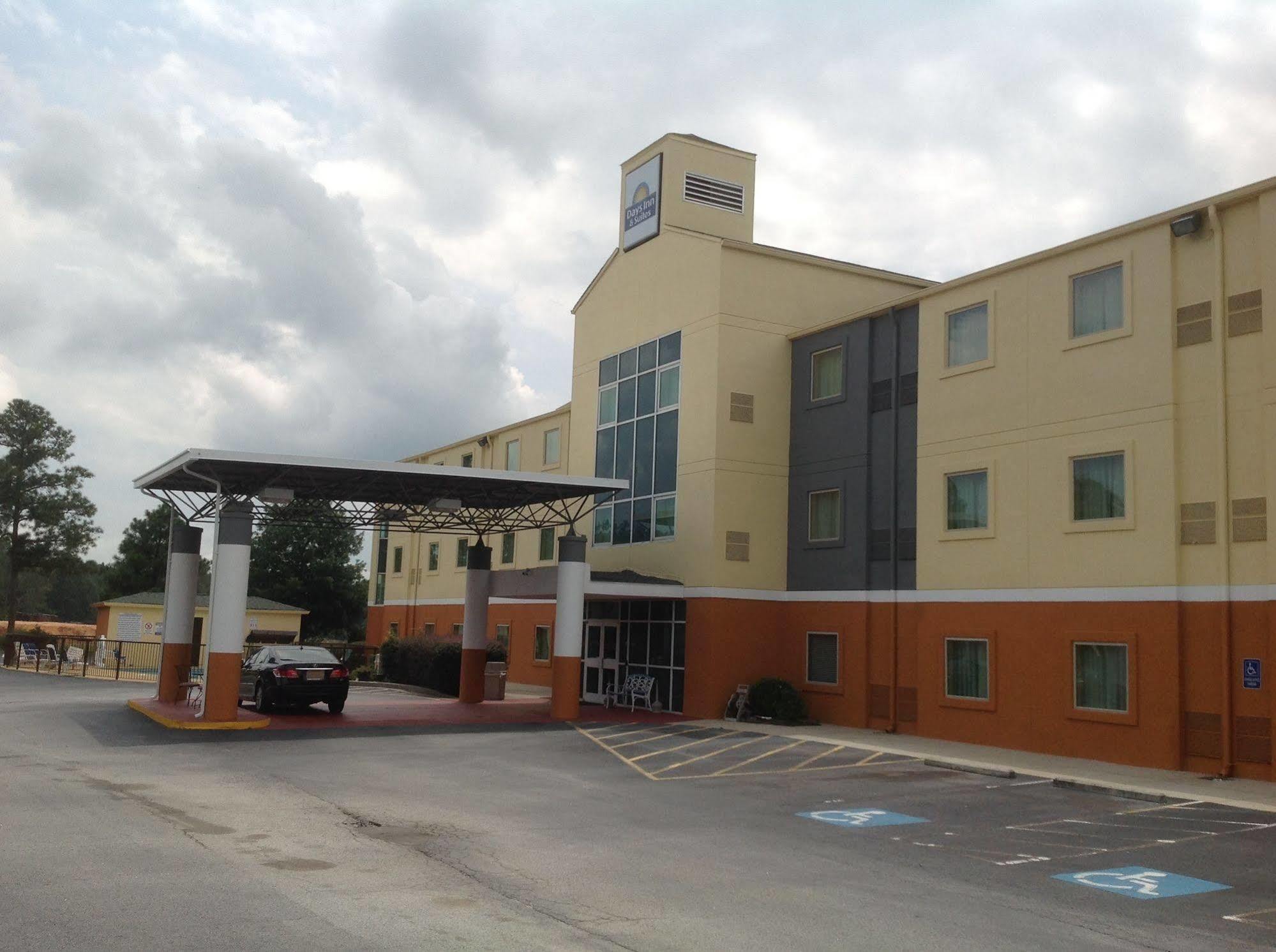 Days Inn & Suites By Wyndham Augusta Near Fort Eisenhower Extérieur photo