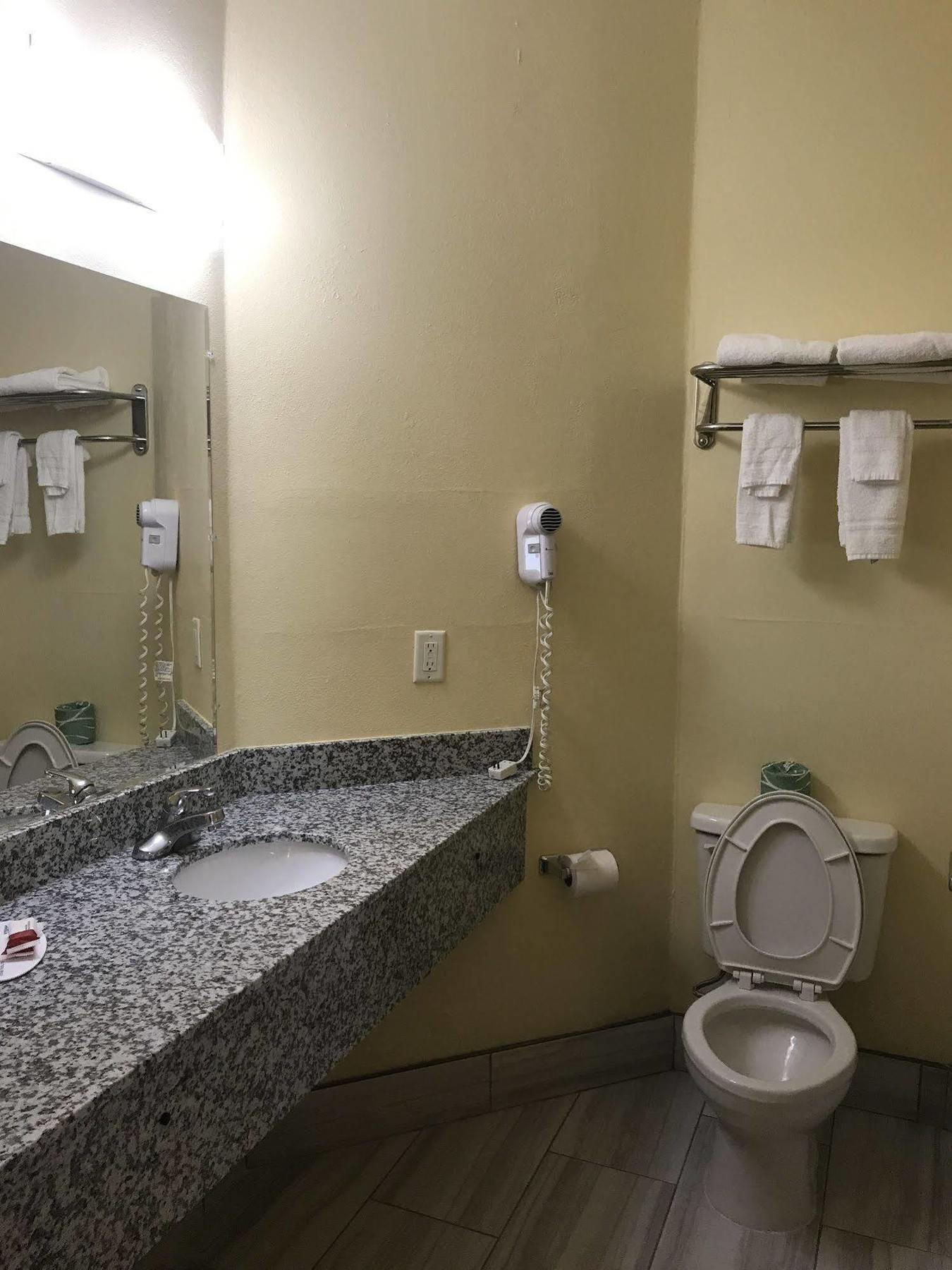 Days Inn & Suites By Wyndham Augusta Near Fort Eisenhower Extérieur photo
