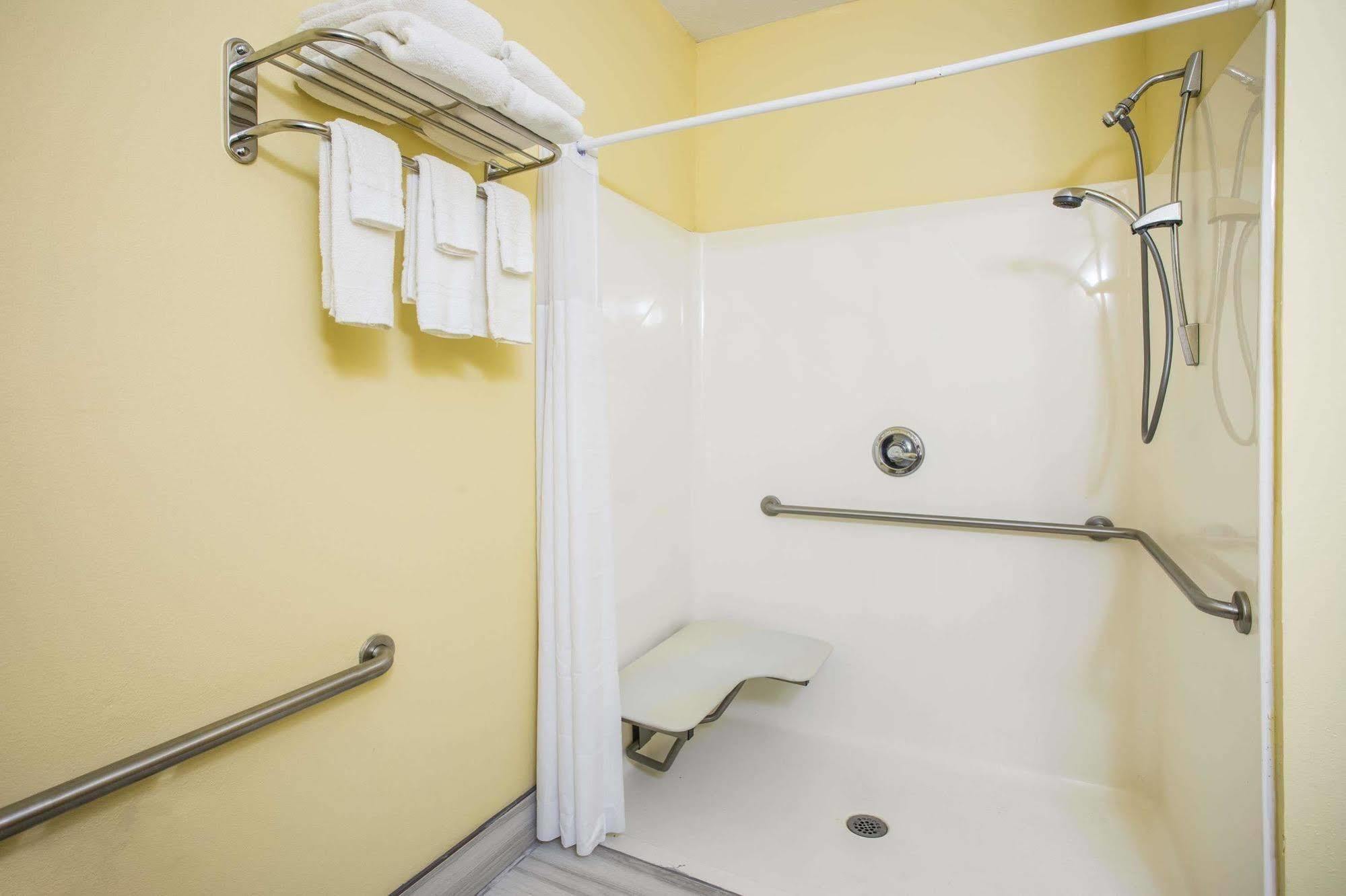 Days Inn & Suites By Wyndham Augusta Near Fort Eisenhower Extérieur photo
